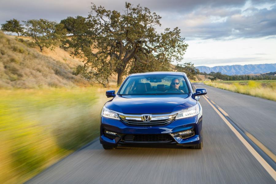  Honda Accord Hybrid 2016 года  (NA) (фото 19 из 41)